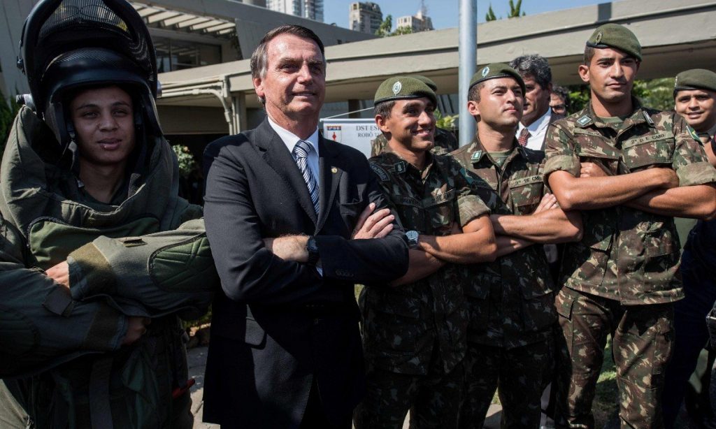 Jair Bolsonaro com um grupo de soldados. Foto: AFP